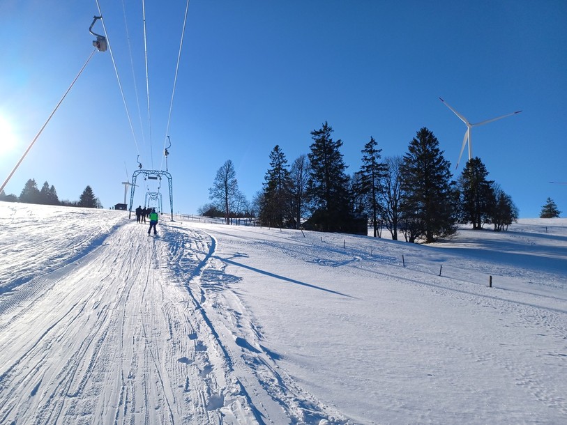 Les téléskis de la région, ici les Breuleux, doivent trouver des solutions pour diversifier leurs activités. (Photo : archives).