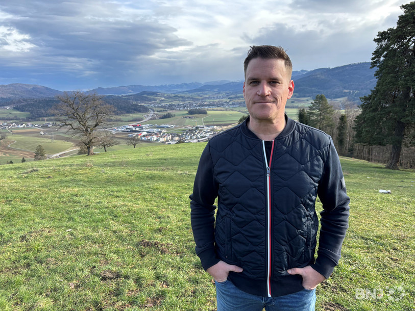 Loïc Dobler devant la vue que nous offre cette balade.