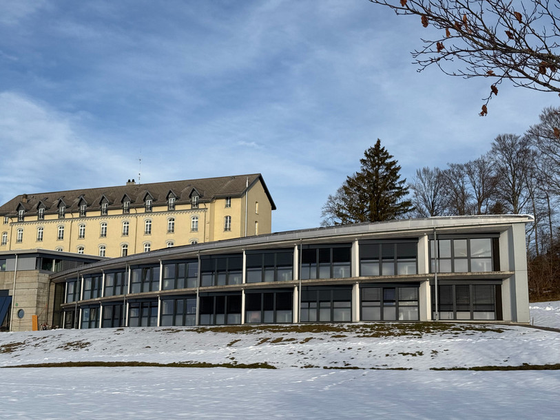 L'aile est (en avant-plan) a déjà connu deux récentes rénovations de chambres, contrairement au bâtiment de Roc-Montès (en arrière-plan). (Photo : Clinique Le Noirmont).