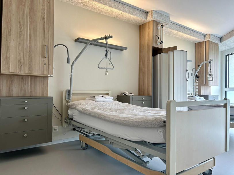 L'une des deux chambres récemment rénovées. (Photo : Clinique Le Noirmont).