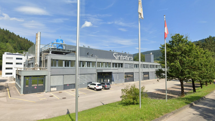 La situation n'a pas évoluée pour Sintetica, 40 emplois seront supprimés sur le site de Couvet. (Photo : Google street view)