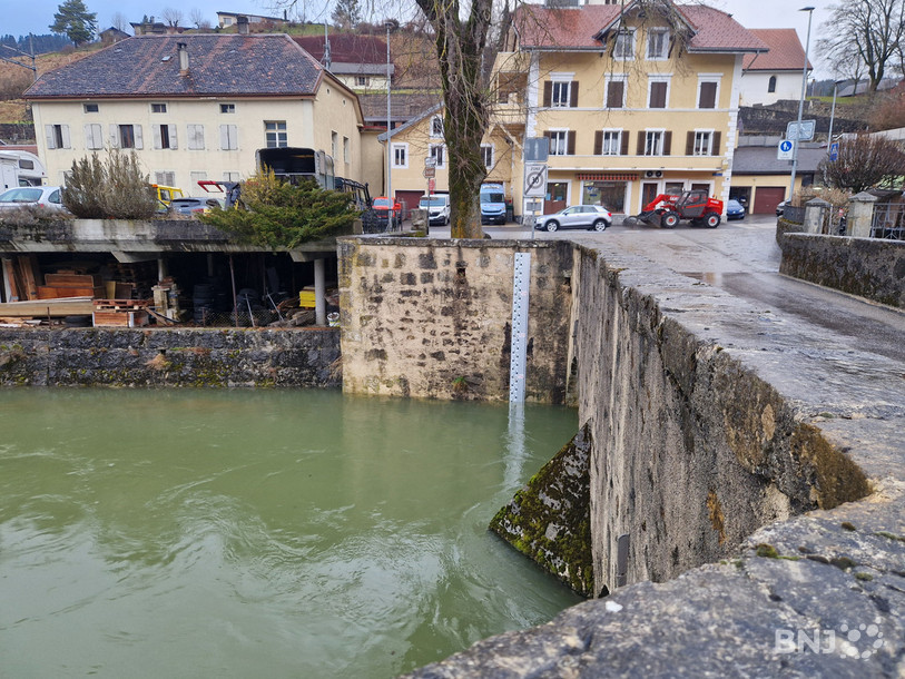 La fameuse règle limnimétrique, installée au vieux pont de Travers.