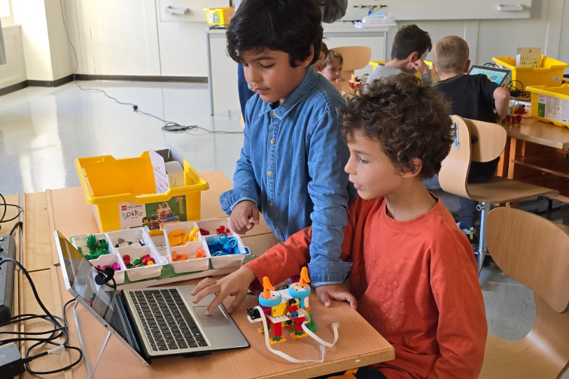 L'un des ateliers de robotique mis sur pied dans le cadre du projet MAE. (Photo: Ville de Neuchâtel).