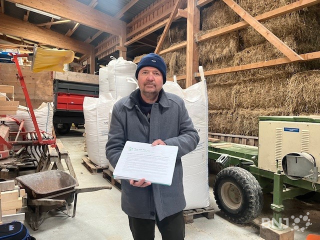 Renald Queloz chef de la division forestière Jura bernois s’est vu remettre la pétition pour préserver l’autorisation des feux agricoles.