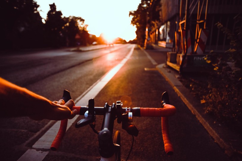 au guidon d'un vélo