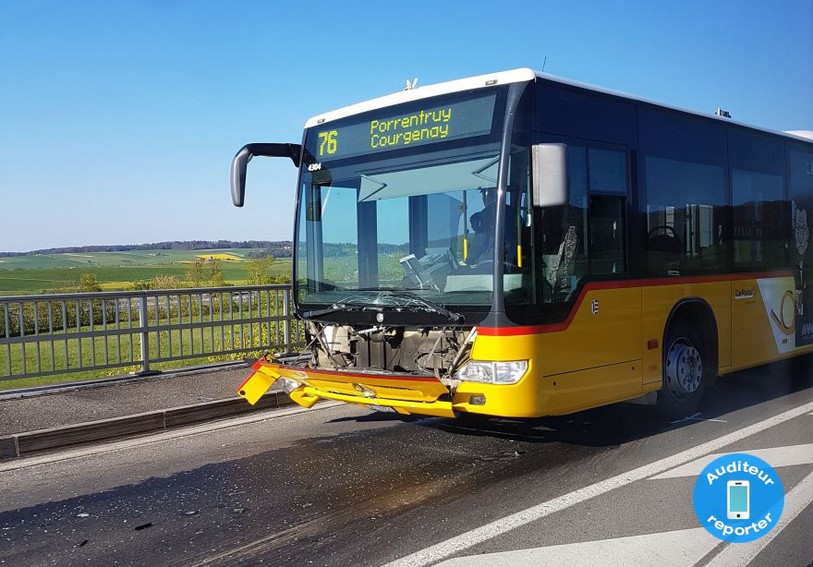 Le car accidenté.
