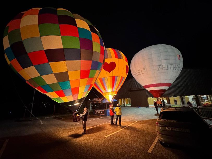 Les montgolfières n'ont pas pu s'envoler, mais elles ont tout de même pu être gonflées à plusieurs reprises. (Photo: Felix Gerber)