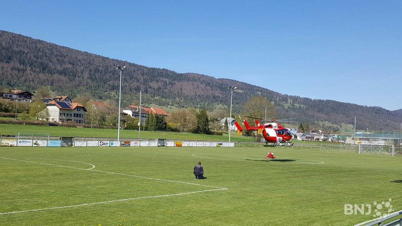 La victime a été transporté du point de chute jusqu'au terrain de footbal de Corgémont, avant d'être transporté par hélicoptère à l'hôpital.