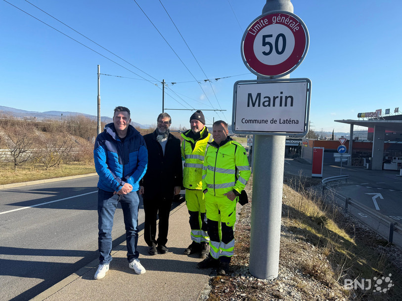 Le panneau à l’entrée de Marin a été changé lundi en présence (de g. à d.) d’Aurélien Karg (chef du service des infrastructures), de Laurent Amez-Droz (conseiller communal en charge des infrastructures), de Christian Ruchti (employé de la voirie) et de Manuel Lopes (chef d’équipe pour les dépôts de Marin et St-Blaise).