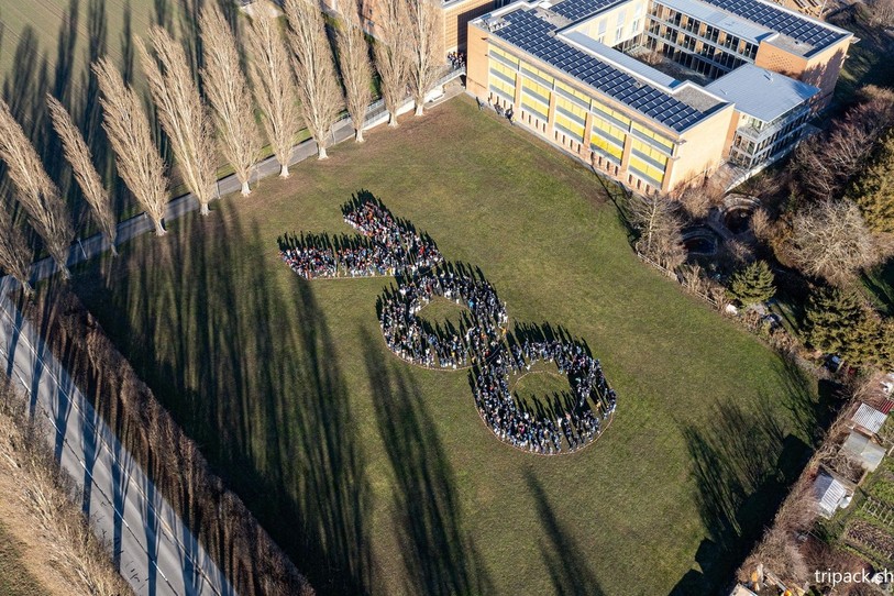 Environ 700 élèves des écoles primaires et secondaires du Landeron ont lancé les festivités des 700 ans lundi après-midi devant les collèges du C2T. (Photo: Patrick Di Lenardo)