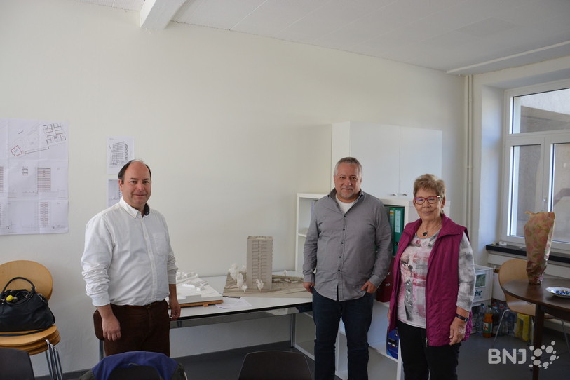 Christoph Grupp, Vincent Studer et Elisabeth Gmür (de gauche à droite) posent devant la maquette du la tour du Mettlenweg