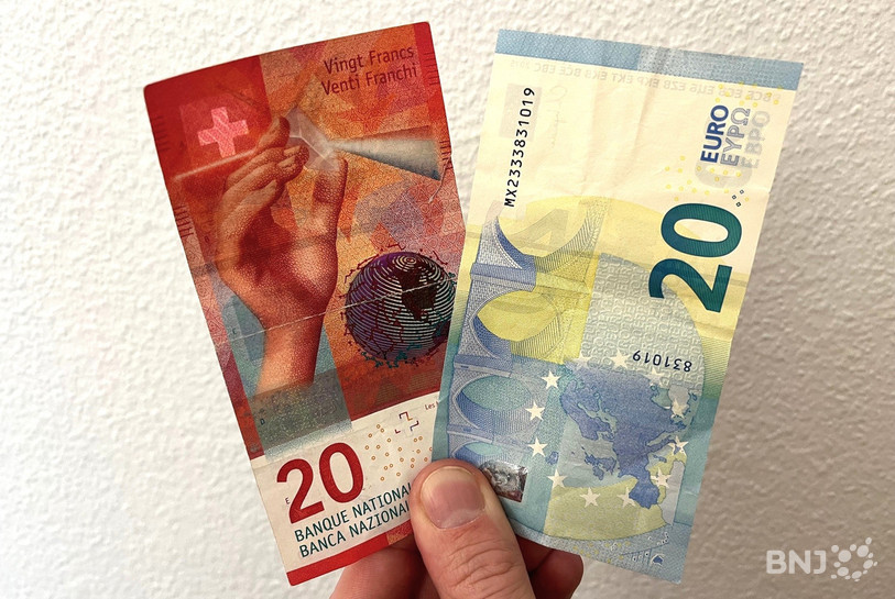 En 2015, la Banque nationale suisse a levé le taux plancher qui maintenait un taux de change stable entre le franc et l'euro. Les entreprises jurassiennes ont dû encaisser le choc.