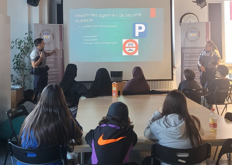 Les agents de la sécurité publique de La Chaux-de-Fonds collaborent notamment avec le service de la jeunesse pour présenter ses missions aux plus jeunes citoyens. (Photo : sécurité publique)