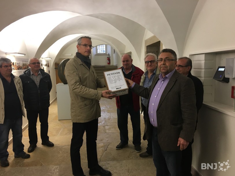 Les représentants des communautés espagnole, italienne et portugaise ont remis leur pétition mardi après-midi à la Chancellerie. 