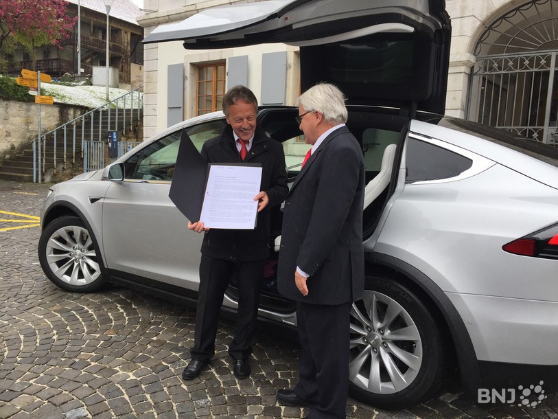 Le vice-chancelier Michel Walthert a remis le message du canton de Berne au maire de Moutier Marcel Winistoerfer