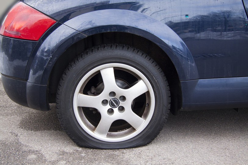 Pneu de voiture crevé