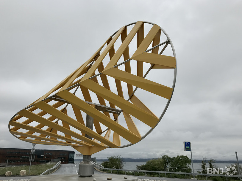 L'Oloïde trône fièrement au centre du giratoire du Grand Ruau.