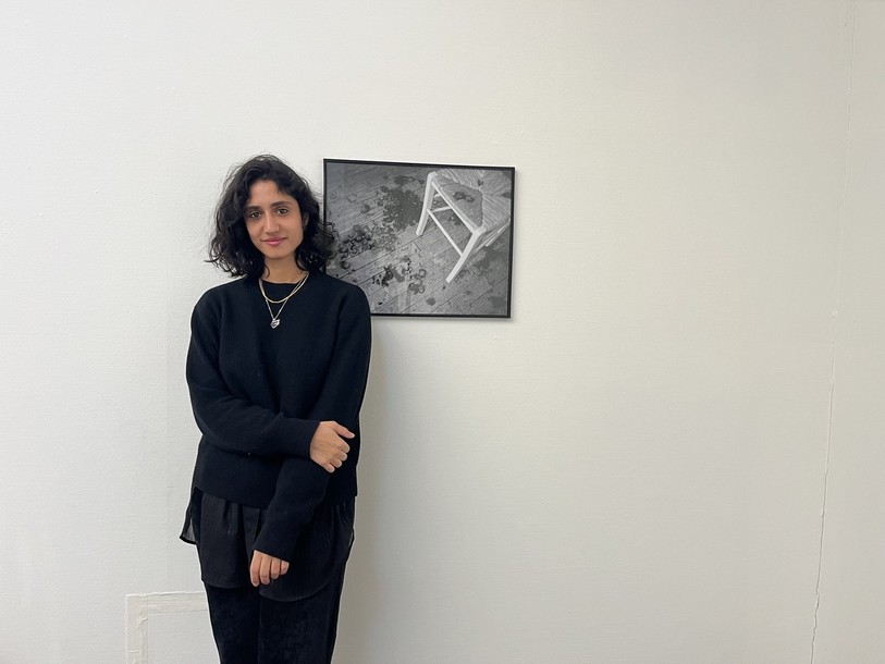Sara Kontar, photographe syrienne, devant sa photographie préférée.