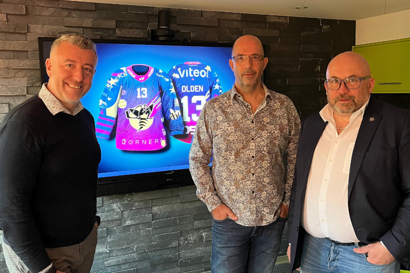Présentation du maillot spécial pour le match caritatif du HCC du vendredi 31 janvier face à Sierre. De g. à d. : Pascal Schluechter (responsable marketing & sponsoring BCN), Francis Solis (directeur de la fondation Les Billodes), Olivier Calame (président du HCC). (Photo : HC La Chaux-de-Fonds)