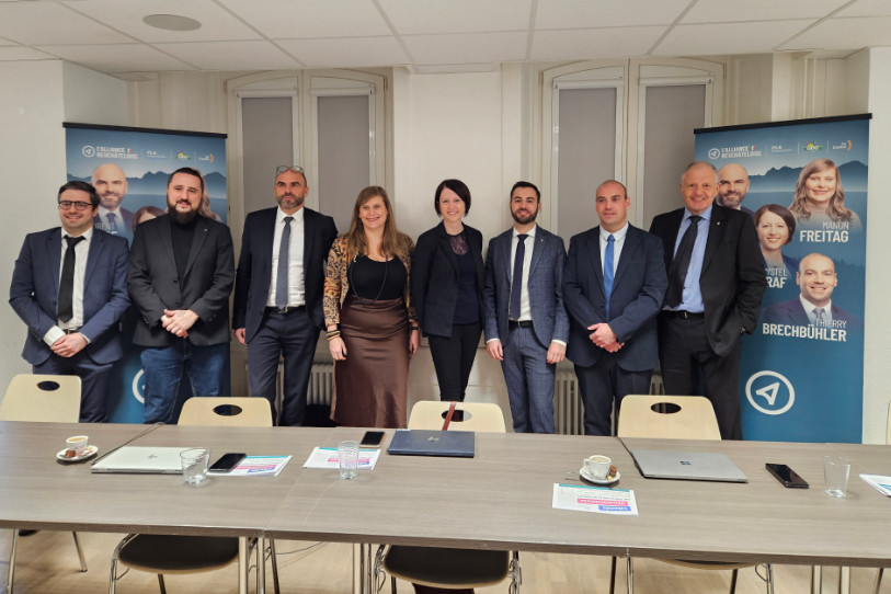 L'alliance de droite au complet avec de gauche à droite : Jonathan Marty (président du Centre neuchâtelois), Niels Rosselet-Christ (président de l'UDC neuchâteloise), Laurent Favre (conseiller d'État PLR), Manon Freitag (candidate Le Centre), Crystel Graf (conseillère d'État PLR), Quentin Di Meo (candidat PLR), Thierry Brechbühler (candidat UDC) et Francis Krähenbühl (président du PLR neuchâtelois).