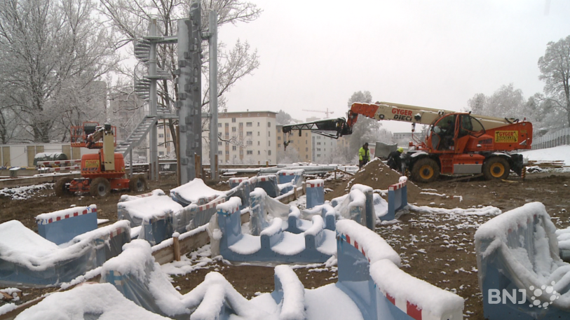 Le montage du toboggan n'est pas facile avec la neige de ces derniers jours.