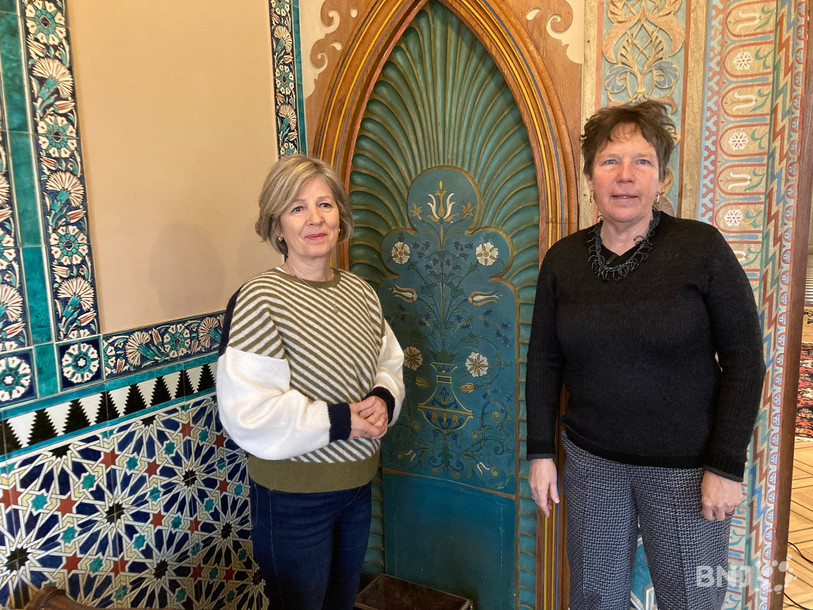 Sylvaine Dinarica (à gauche), propriétaire du salon mauresque, et Claire Piguet, historienne à l’Office du patrimoine bâti et immatériel de l’État de Neuchâtel.