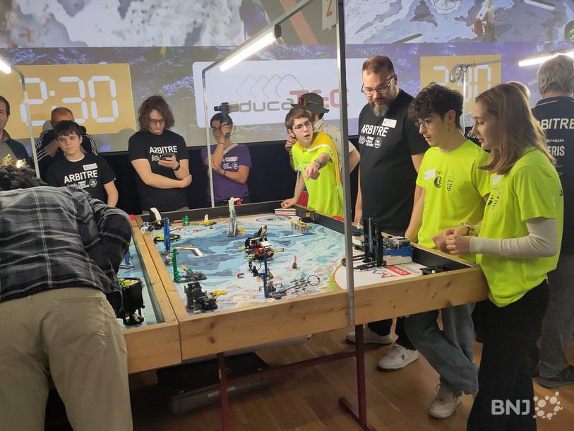 Sous l'œil attentif des arbitres, les participants ont tenté de réussir le plus de mission possibles en un temps réduit à l'aide de leurs robots.