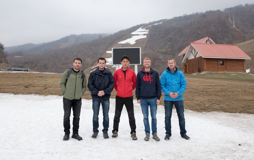Les quatre amis accompagnés de leur guide au pied des pistes de ski de la station du Mont Masik, au sud-est du pays. 