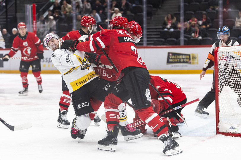 Pas facile d'approcher la cage lausannoise. L'attquant du HCA Matteo Romenenghi (en blanc) en a fait l'expérience face au défenseur du LHC Aurélien Marti. (Photo: KEYSTONE/Cyril Zingaro)