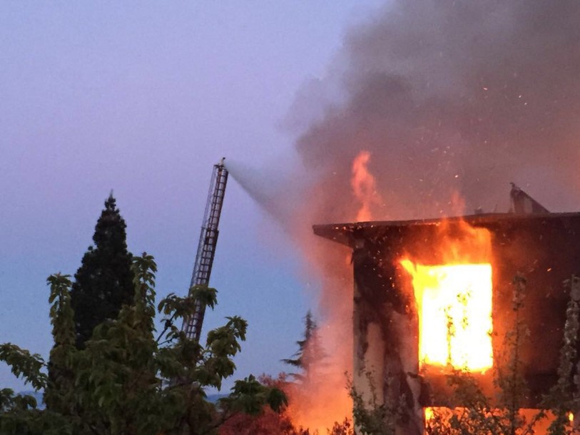Les pompiers sont sur les lieux.