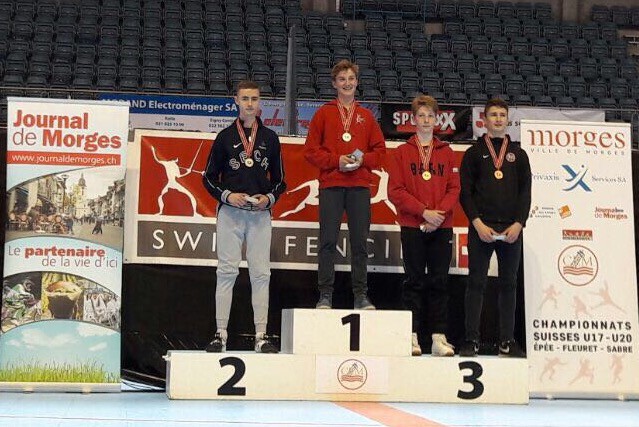 Le Chaux-de-Fonnier Lenny Zybach sur la deuxième marche du podium aux championnats de Suisse d'escrime des moins de 17 ans.
