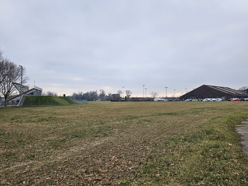 Le terrain entre le Stade du Littoral et le Sporting pourrait accueillir une nouvelle salle de sport.