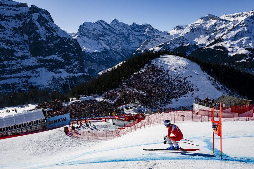 Marco Odermatt vole sur la piste du Lauberhorn au cœur d’un décor somptueux et face à une foule ivre de bonheur. (Photo : KEYSTONE/Jean-Christophe Bott)