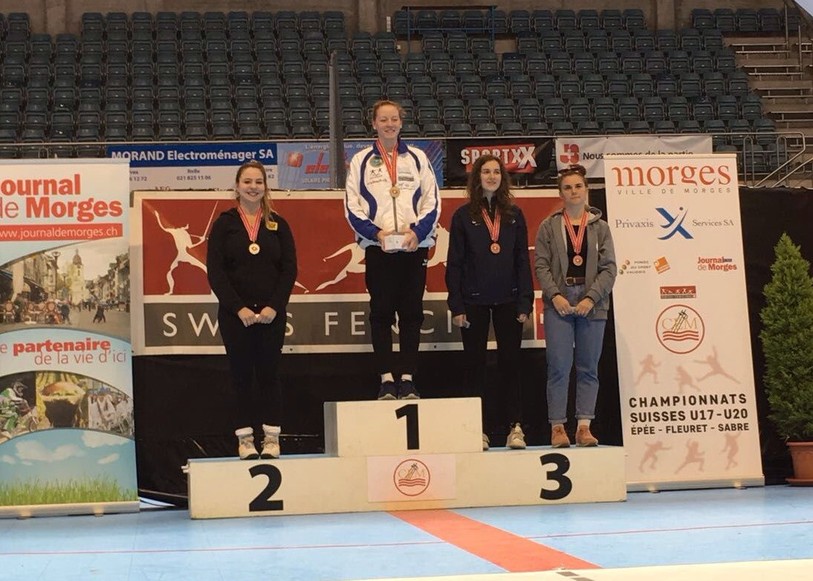 La Neuchâteloise Jenny Pego Magalhaes sur la deuxième marche du podium aux championnats de Suisse d'escrime des moins de 20 ans.