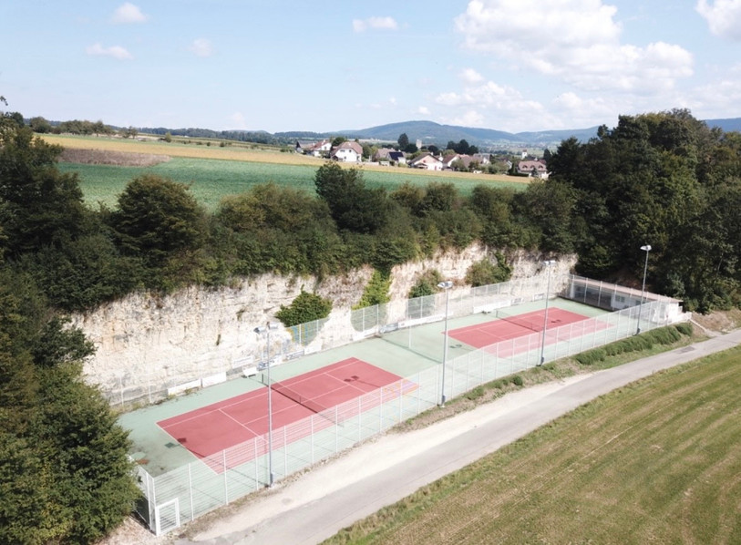 Le court de tennis de gauche sera remplacée par un terrain de padel et un autre de pickleball. (Photo : TC Alle).