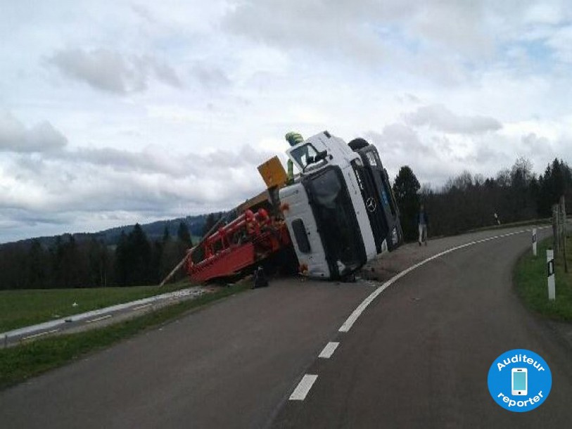 Camion sur le flanc