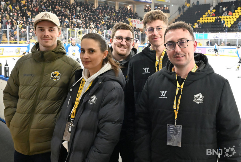 L’équipe digitale du HC Ajoie est présente à tous les matches de la première équipe pour animer les réseaux sociaux du club. De gauche à droite : Lucas Baour, Marie Vallée, Colin Girard, Thomas Girardin et Maël Schafroth, (manque sur la photo : Jérémie Miserez). (photo : Georges Henz)