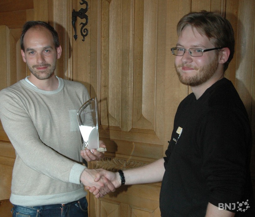 Alexis Piffaretti, à droite, a reçu son prix des mains du reponsable de Velospot au Locle Stefano Fantini.
