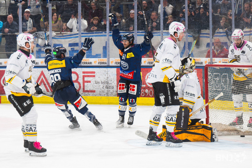 La défense du HC Ajoie aura fini par vivre un cauchemar à Ambri. (Photo : Keystone/Samuel Golay)