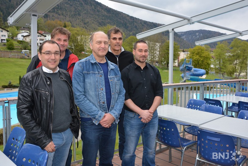 Marco Fernandez, chef du service des bâtiments à la ville de Moutier, Romain Crevoisier, responsable garde-bain de la piscine municipale, Dominique Baillif, responsable du dicastère Travaux publics et Bâtiments à la ville de Moutier, Jean-Claude Zwahlen, responsable garde-bain de la piscine de l'Orval et Steve Morand, conseiller communal de Valbirse (de gauche à droite) sont tout sourire à l'heure d'annoncer leur partenariat.
