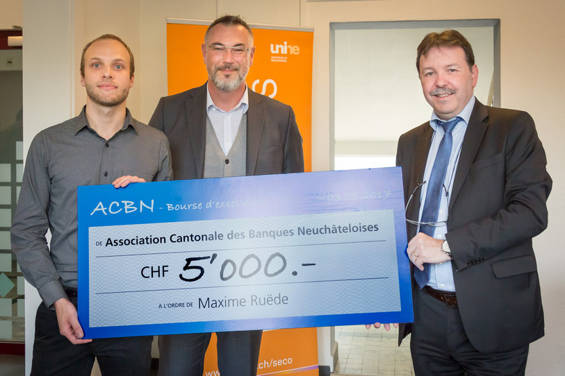 De gauche à droite : M. Maxime Rüede, lauréat, M. Patrick Cossettini, membre du Comité ACBN, M. Jean-Paul Jeckelmann, Président ACBN (Source : UNINE)