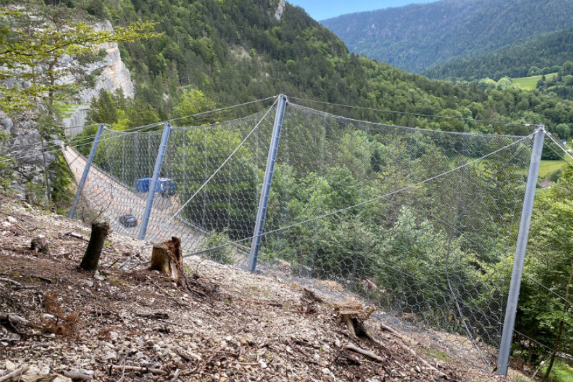 Des filets ont été posés au-dessus du village pour renforcer la sécurité, notamment face aux éboulements. (Photo : Commune de Val-de-Travers). 