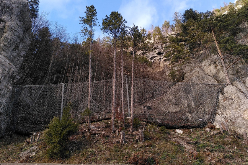 Douze filets de rétention de blocs « haute énergie » ont été installés, avec une hauteur comprise entre 3 et 6 m sur un total de 200 m de longueur. (Photo : Commune de Val-de-Travers). 