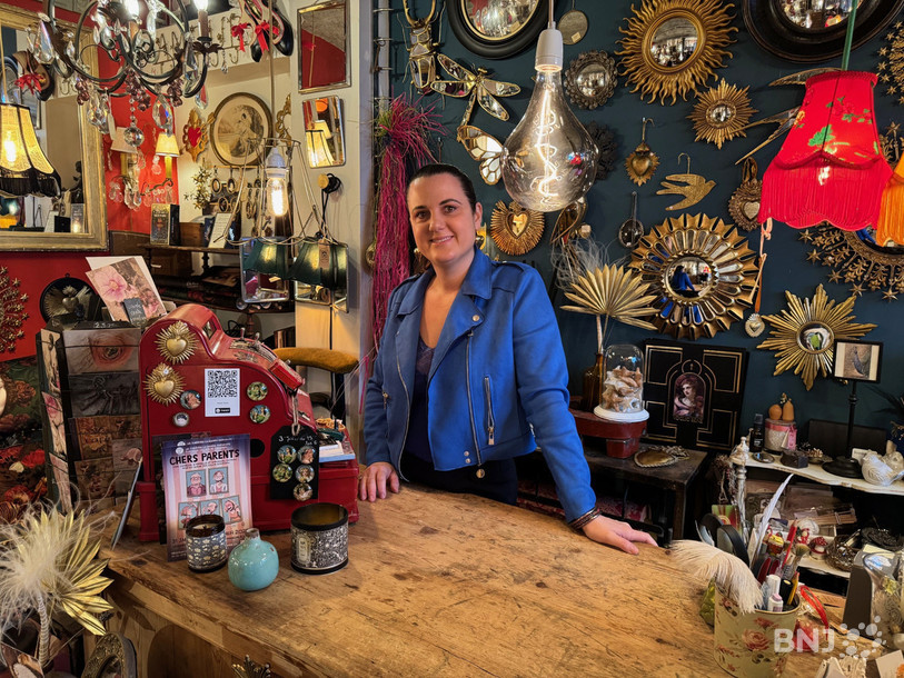 Charlotte Guinand Diop dans sa boutique, devant sa fameuse caisse-enregistreuse.