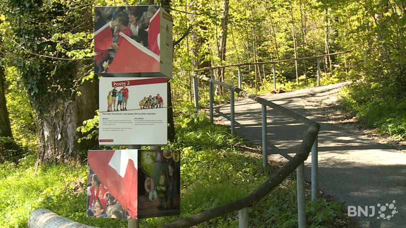 Le sentier didactique de Macolin fait la promotion du sport et du centre sportif.