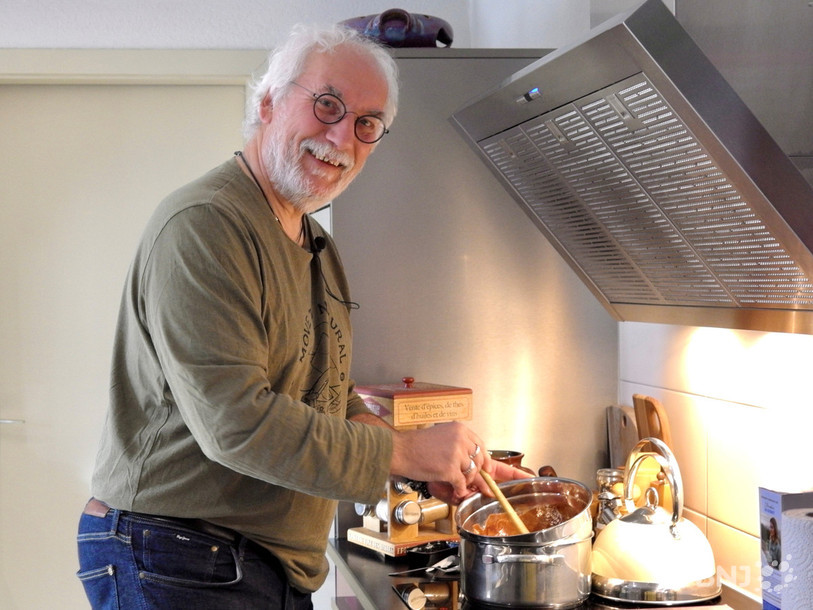 Jacques Staempfli prépare le chocolat au bain-marie