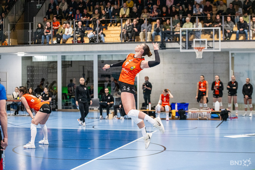 Maia Dvoracek a déjà pu se frotter au vollebyall helvétique, ici contre le VFM. (Photo : Jonathan Vallat)