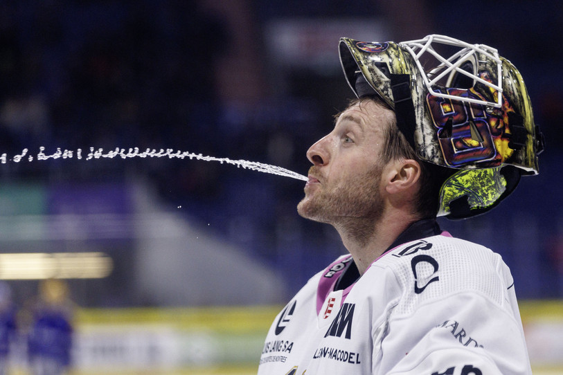 Sans doute le jet du dépit pour le gardien ajoulot Damiano Ciaccio, contraint de récupérer cinq fois le puck au fond de ses filets ce vendredi à Kloten. (Photo: KEYSTONE/Patrick B. Kraemer)