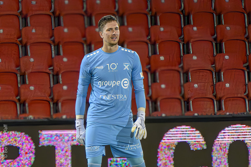 Edin Omeragic de Neuchâtel Xamax est blanchi à l'extérieur. (Photo : Archives Bertrand Pfaff)