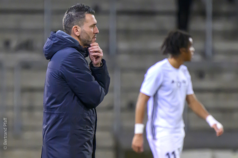 C'est avec une équipe particulièrement inexpérimentée que le coach de Xamax, Anthony Braizat, se rend à Bellinzone. (Photo : Bertrand Pfaff)
